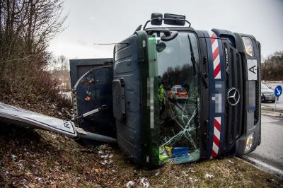 Rottweil: Muelllaster kippt in B14 Auffahrt um